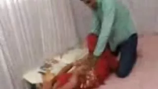 Người đàn ông dit gai nhieu nuoc đổ người mẫu trong một chụp ảnh