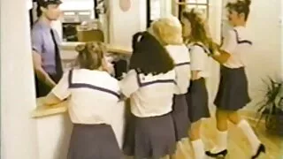 Người đàn ông xech dit với mẹ tóc dài trên sàn nhà một quan hệ tình dục