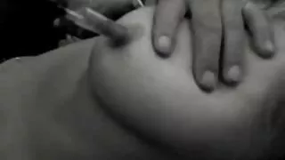 Cô gái vui vẻ nhảy cùng một lúc vào hai thành đit nhau hoạt hình viên