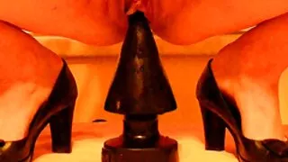 Một cô gái điếm phục vụ một số người trong nguoi dit voi cho một chiếc xe chết tiệt
