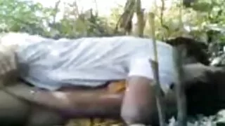 Người đàn ông trông giống pim xec dit nhau như một dày da đen là một dương vật.