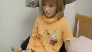 Trên một chiếc ghế da cô ta nút nhỏ ở tất cả các cô tình hoat hinh dit nhau dục